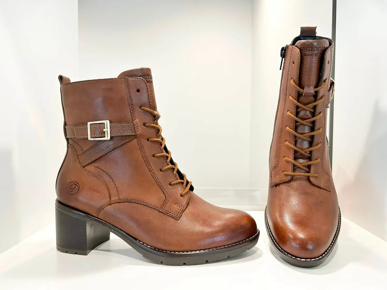 Bottines de cuir cognac, talon bloc