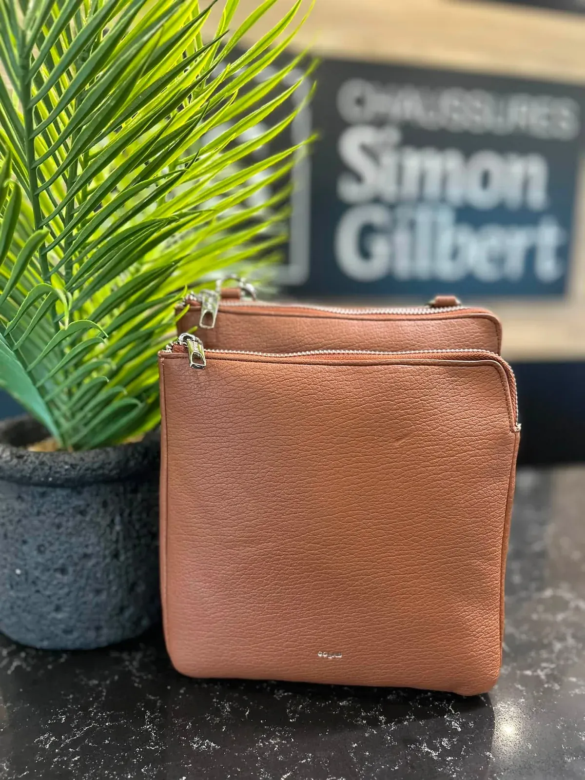 Sac plat en cuir cognac