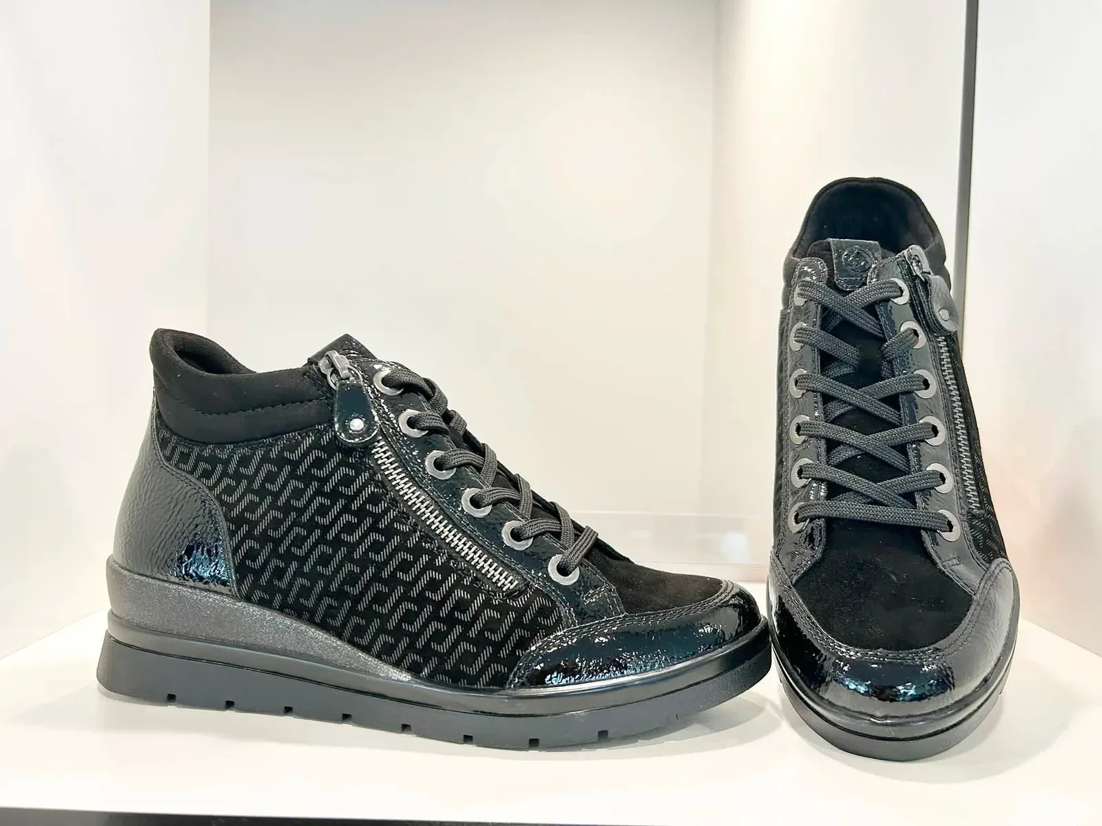 Chaussures montantes noires, semelle souple