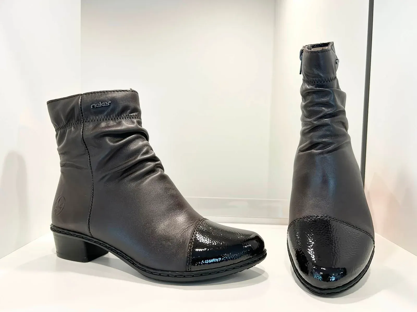 Bottines de cuir souple noir