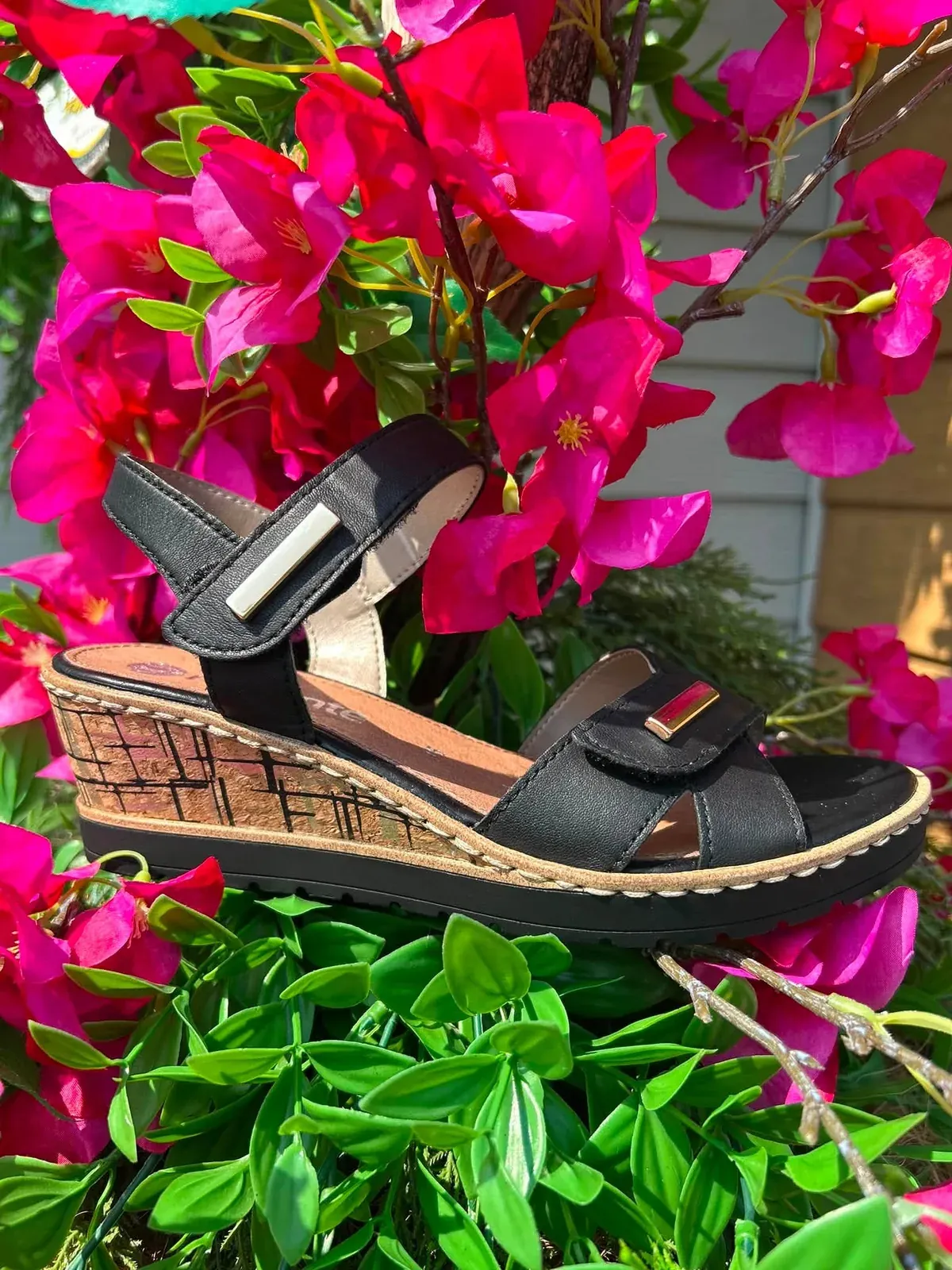Sandale compensée, brides façon croco